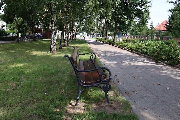 Nowe ławki w Lęborku – wygodniej na spacerze i w drodze po zakupy