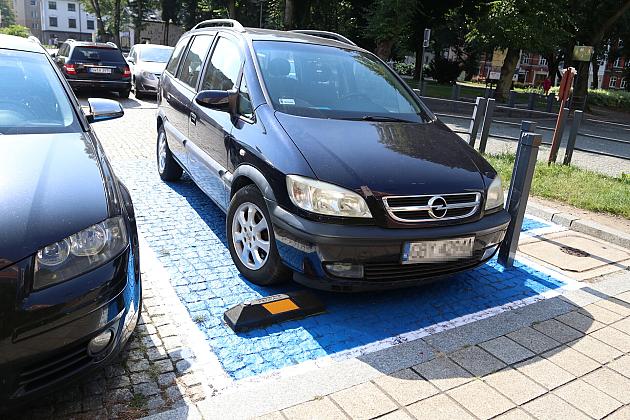 Odnowiono oznakowanie miejsc parkingowych dla osób z niepełnosprawnością – apel do kierowców
