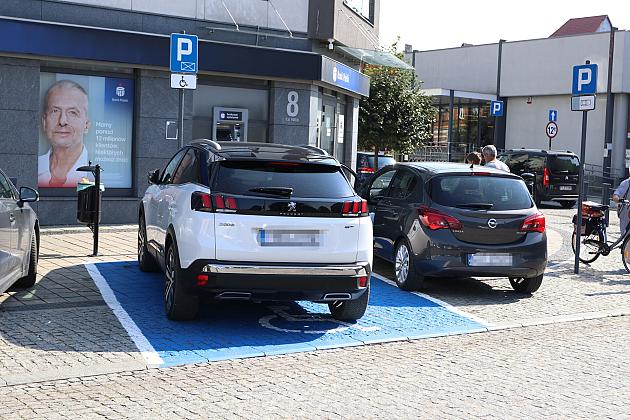 Odnowiono oznakowanie miejsc parkingowych dla osób z niepełnosprawnością – apel do kierowców