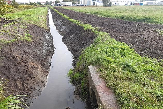 Skuteczna ochrona przed nadmiarem wody - trwa konserwacja rowów melioracyjnych