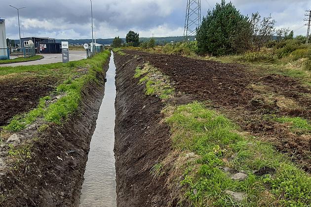 Skuteczna ochrona przed nadmiarem wody - trwa konserwacja rowów melioracyjnych