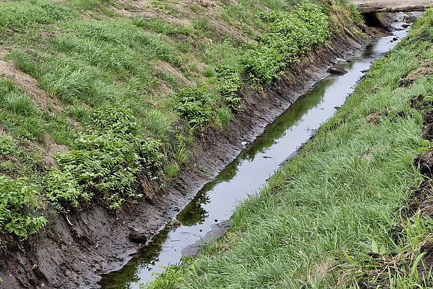 Skuteczna ochrona przed nadmiarem wody - trwa konserwacja rowów melioracyjnych