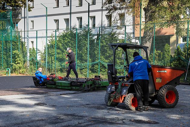 Nowoczesna nawierzchnia i skocznia w dal – zmiany na „Orliku”