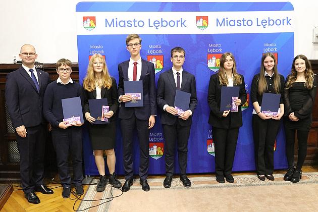 Nagrody i wyróżnienia dla uczniów i absolwentów szkół podstawowych z okazji Dnia Edukacji Narodowej