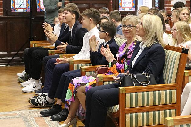 Nagrody i wyróżnienia dla uczniów i absolwentów szkół podstawowych z okazji Dnia Edukacji Narodowej