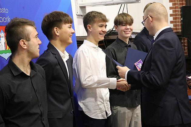 Nagrody i wyróżnienia dla uczniów i absolwentów szkół podstawowych z okazji Dnia Edukacji Narodowej