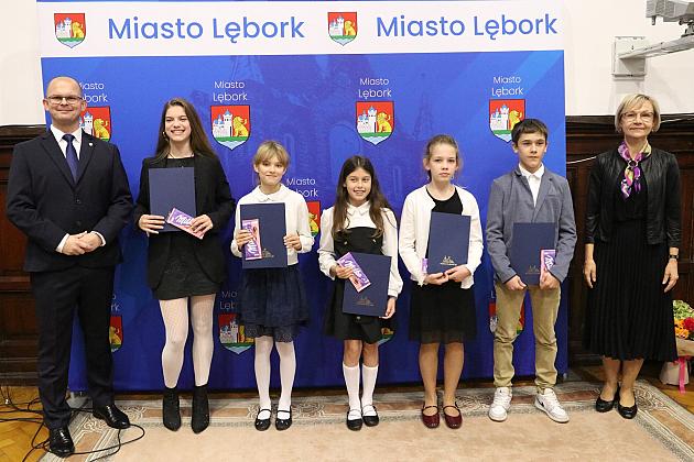Nagrody i wyróżnienia dla uczniów i absolwentów szkół podstawowych z okazji Dnia Edukacji Narodowej