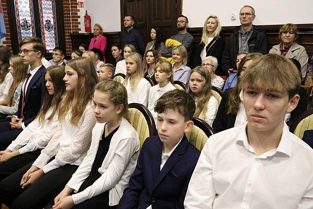 Nagrody i wyróżnienia dla uczniów i absolwentów szkół podstawowych z okazji Dnia Edukacji Narodowej