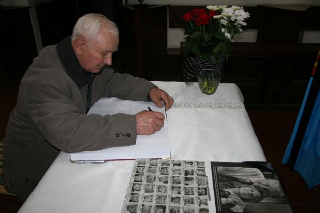 Księga Kondolencyjna wyłożona