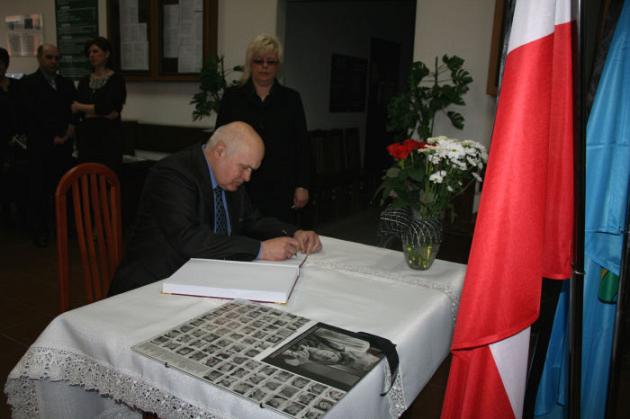 Księga Kondolencyjna wyłożona