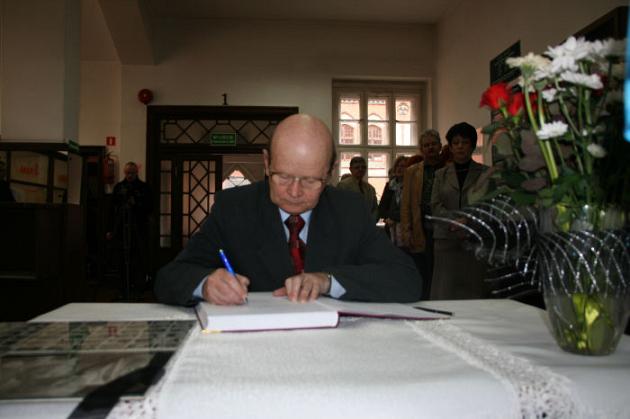 Księga Kondolencyjna wyłożona