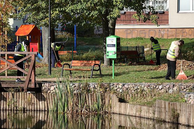 Dbają o porządek na skwerach i w parkach