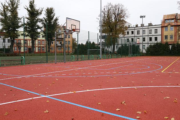 Nowa nawierzchnia i skocznia w dal na „Orliku” na placu Piastowskim