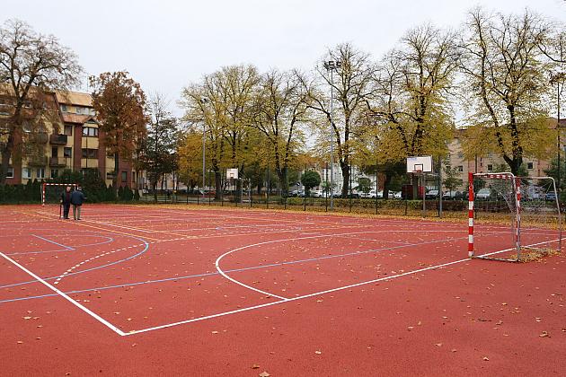Nowa nawierzchnia i skocznia w dal na „Orliku” na placu Piastowskim