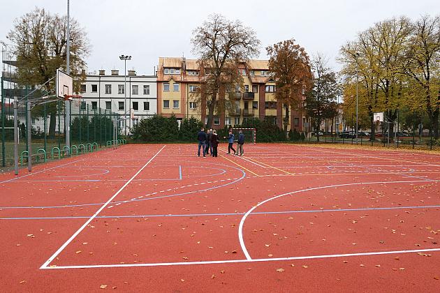 Nowa nawierzchnia i skocznia w dal na „Orliku” na placu Piastowskim