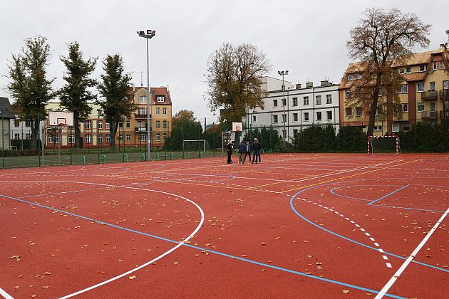 Nowa nawierzchnia i skocznia w dal na „Orliku” na placu Piastowskim