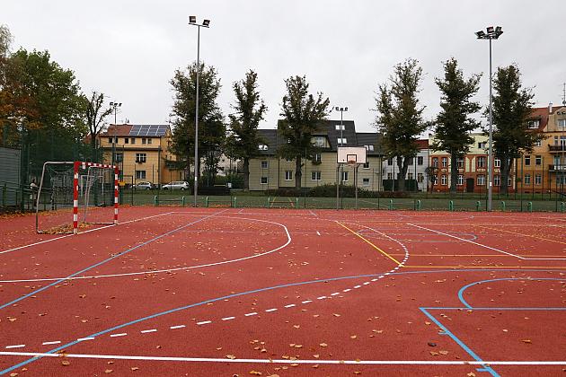 Nowa nawierzchnia i skocznia w dal na „Orliku” na placu Piastowskim