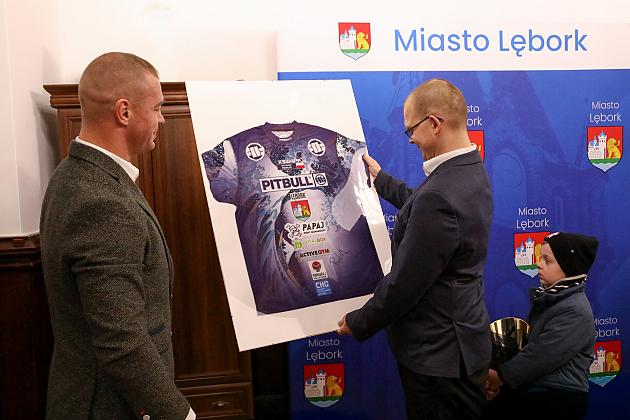 Sportowa duma Lęborka w ratuszu – spotkanie burmistrza z Mateuszem Pawlikiem