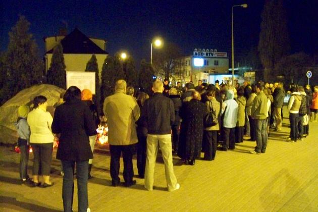 Miejsce uczczenia Ofiar katastrofy - codziennie o 21.00