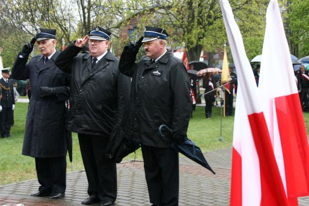 Święto Konstytucji 3 Maja wśród narodowych flag i parasoli