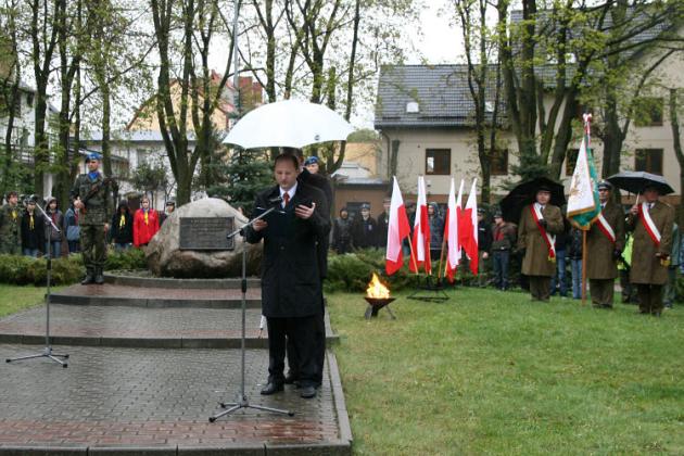 Święto Konstytucji 3 Maja wśród narodowych flag i parasoli