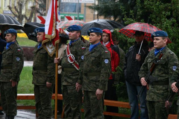 Święto Konstytucji 3 Maja wśród narodowych flag i parasoli