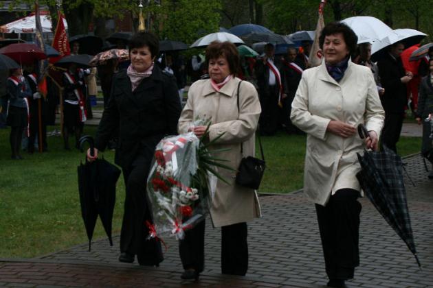 Święto Konstytucji 3 Maja wśród narodowych flag i parasoli