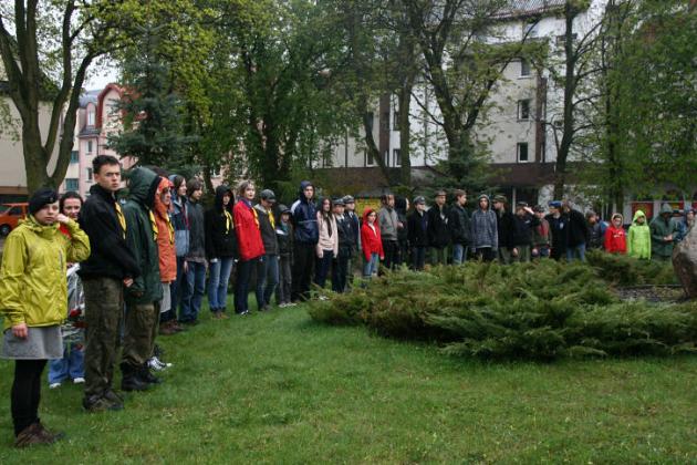 Święto Konstytucji 3 Maja wśród narodowych flag i parasoli