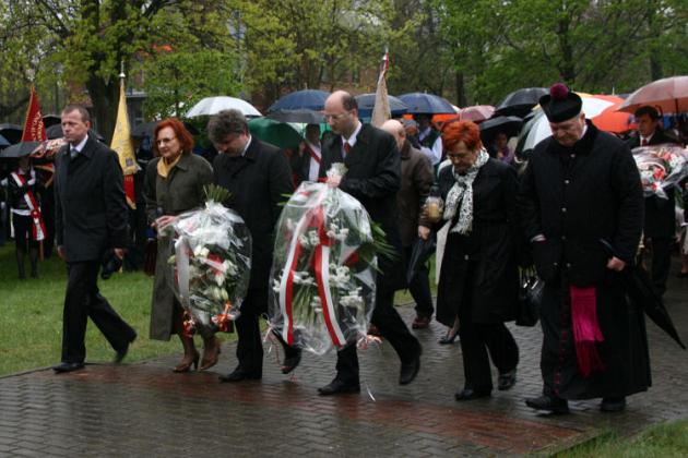 Święto Konstytucji 3 Maja wśród narodowych flag i parasoli