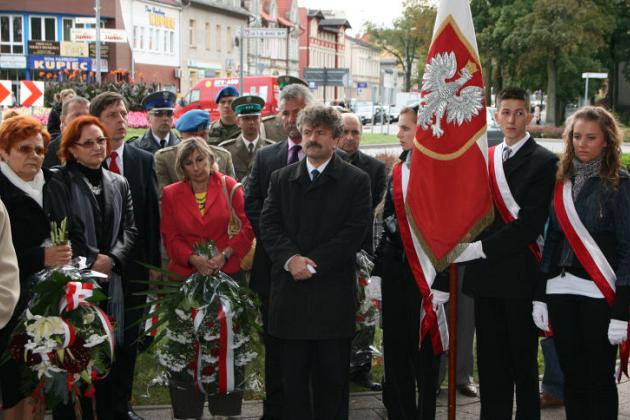 Dzień Sybiraka w Lęborku - wiązanki kwiatów, znicze i film
