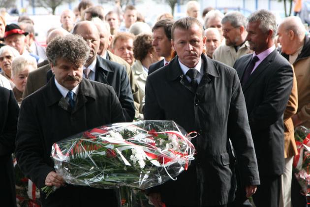 Dzień Sybiraka w Lęborku - wiązanki kwiatów, znicze i film