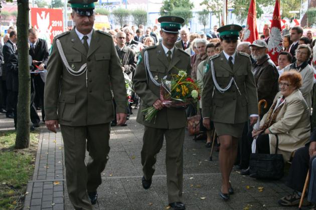 Dzień Sybiraka w Lęborku - wiązanki kwiatów, znicze i film