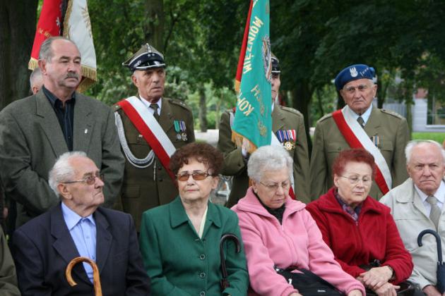 Dzień Sybiraka w Lęborku - wiązanki kwiatów, znicze i film