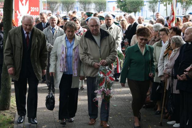 Dzień Sybiraka w Lęborku - wiązanki kwiatów, znicze i film