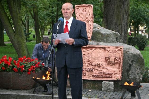 Dzień Sybiraka w Lęborku - wiązanki kwiatów, znicze i film