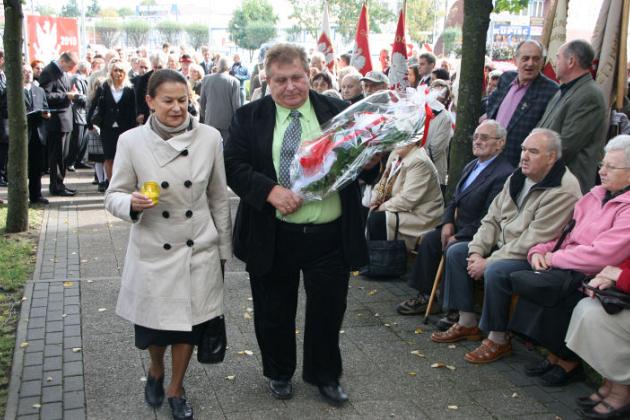 Dzień Sybiraka w Lęborku - wiązanki kwiatów, znicze i film