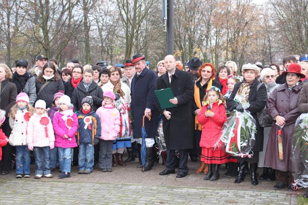 Święto Niepodległości - kwiaty, znicze i pieśni patriotyczne