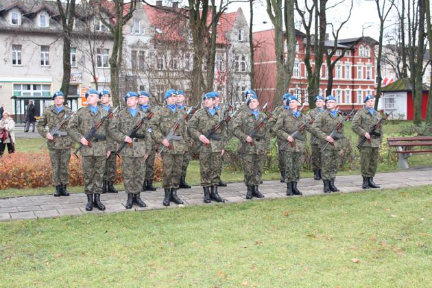 Święto Niepodległości - kwiaty, znicze i pieśni patriotyczne
