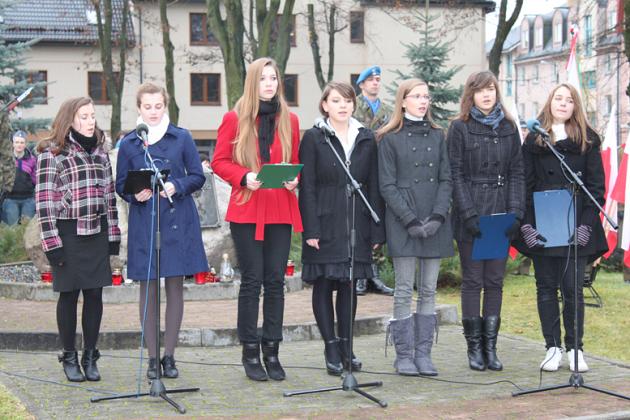 Święto Niepodległości - kwiaty, znicze i pieśni patriotyczne