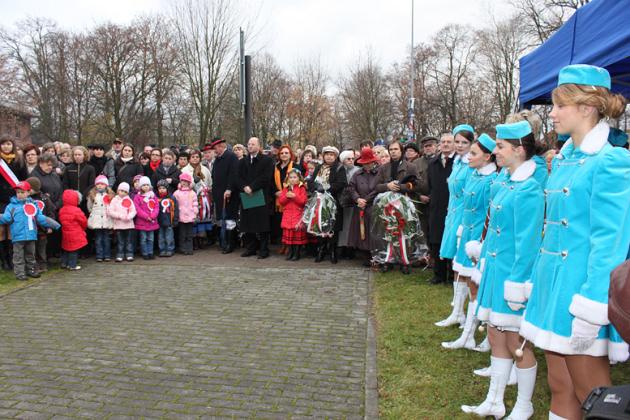 Święto Niepodległości - kwiaty, znicze i pieśni patriotyczne