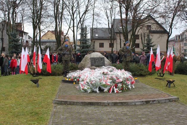 Święto Niepodległości - kwiaty, znicze i pieśni patriotyczne