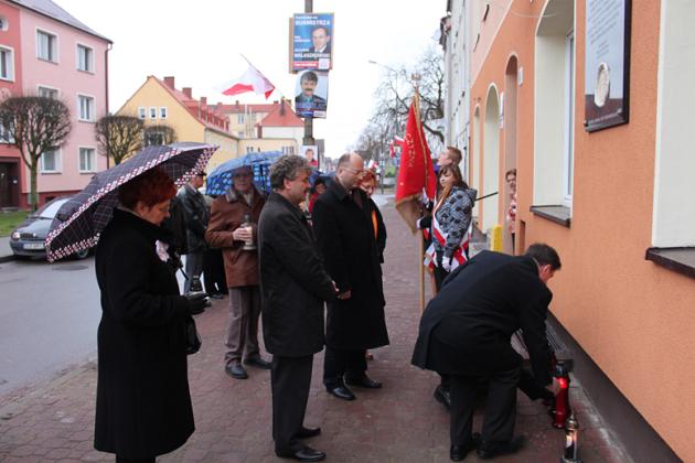 Święto Niepodległości - kwiaty, znicze i pieśni patriotyczne