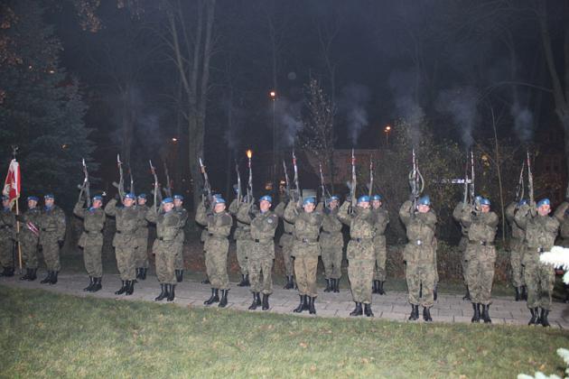 Kwiaty, znicze i pieśni patriotyczne na Święto Niepodległości