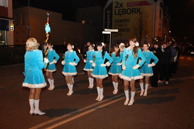 Kwiaty, znicze i pieśni patriotyczne na Święto Niepodległości