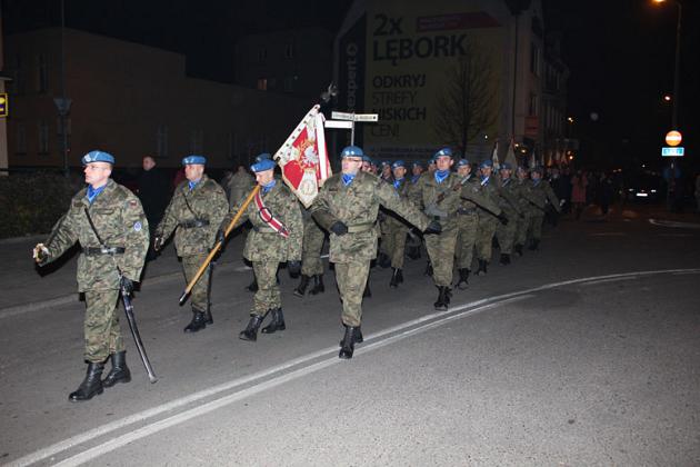 Kwiaty, znicze i pieśni patriotyczne na Święto Niepodległości