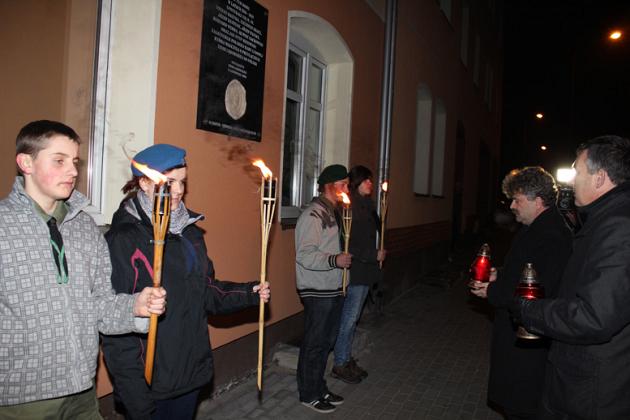 Kwiaty, znicze i pieśni patriotyczne na Święto Niepodległości