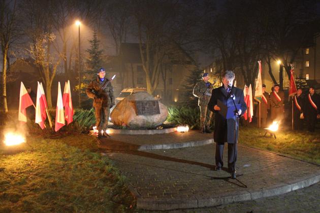 Kwiaty, znicze i pieśni patriotyczne na Święto Niepodległości