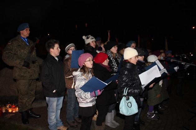 Kwiaty, znicze i pieśni patriotyczne na Święto Niepodległości