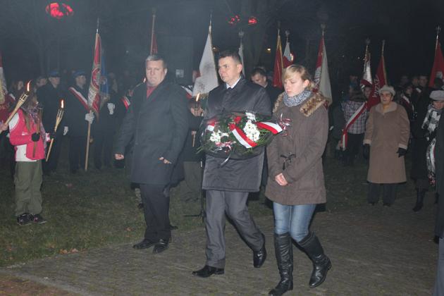 Kwiaty, znicze i pieśni patriotyczne na Święto Niepodległości