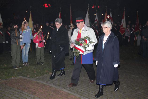 Kwiaty, znicze i pieśni patriotyczne na Święto Niepodległości